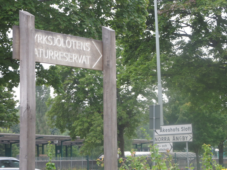 Entreskylten vid hissen vid tunnelbanan