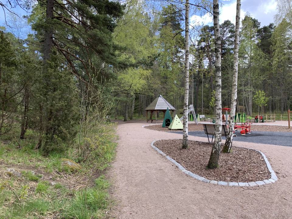 Stigen längs med skogen från parkeringen mot lekplatsen