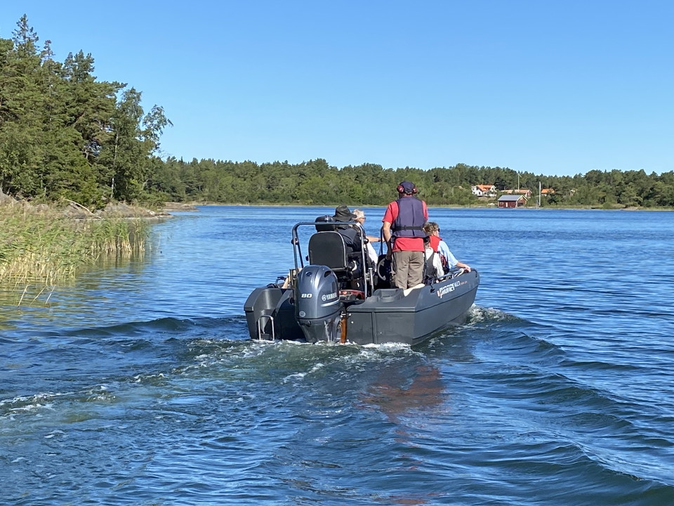 En grupp människor åker båt över vattnet.