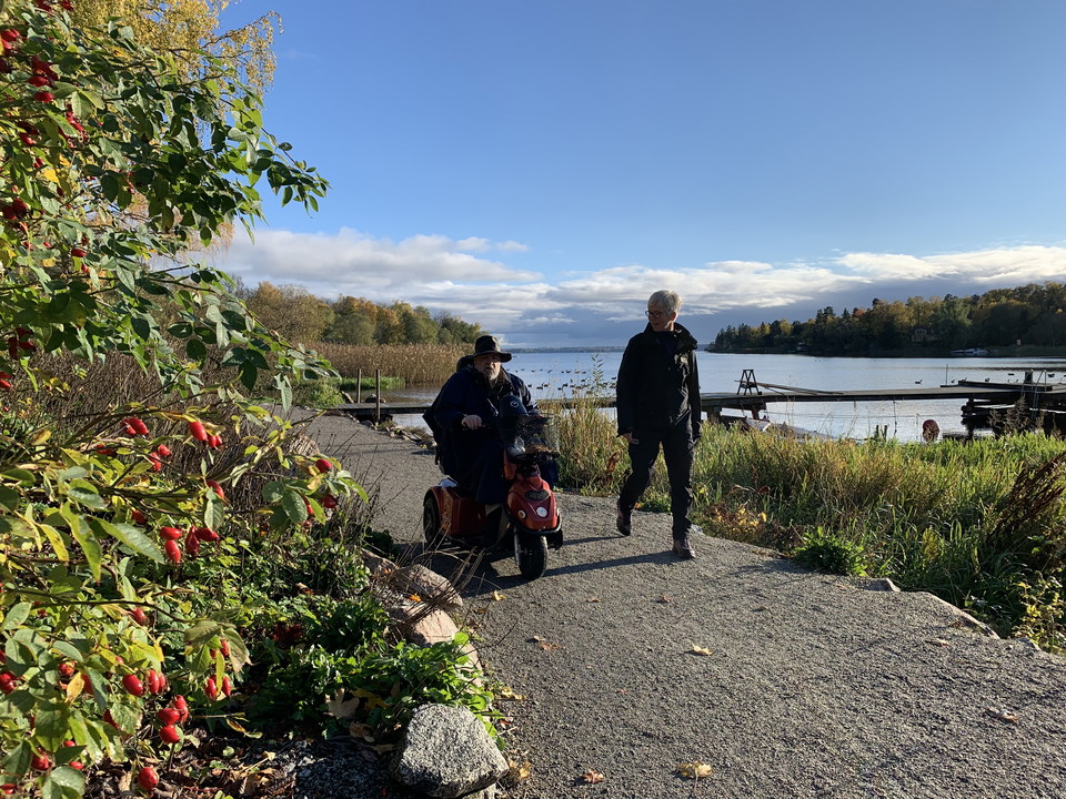 Strandpromenad med utsikt över Ekoln