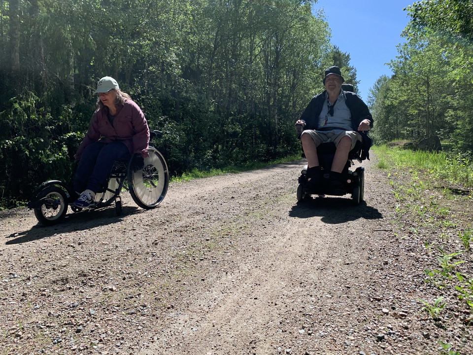 Bitvis lite löst grus på mitten av stigen