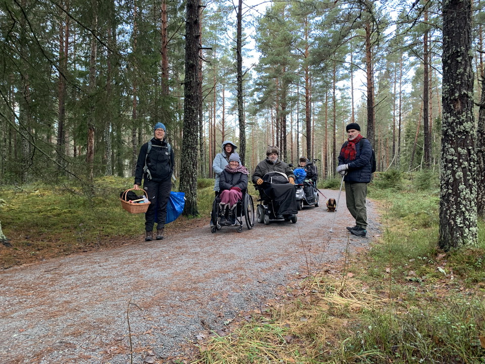 Sex personer som står på stigen och tittar mot fotografen.