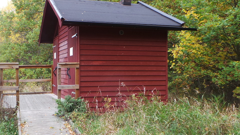 Den anpassade toaletten utmed grusvägen