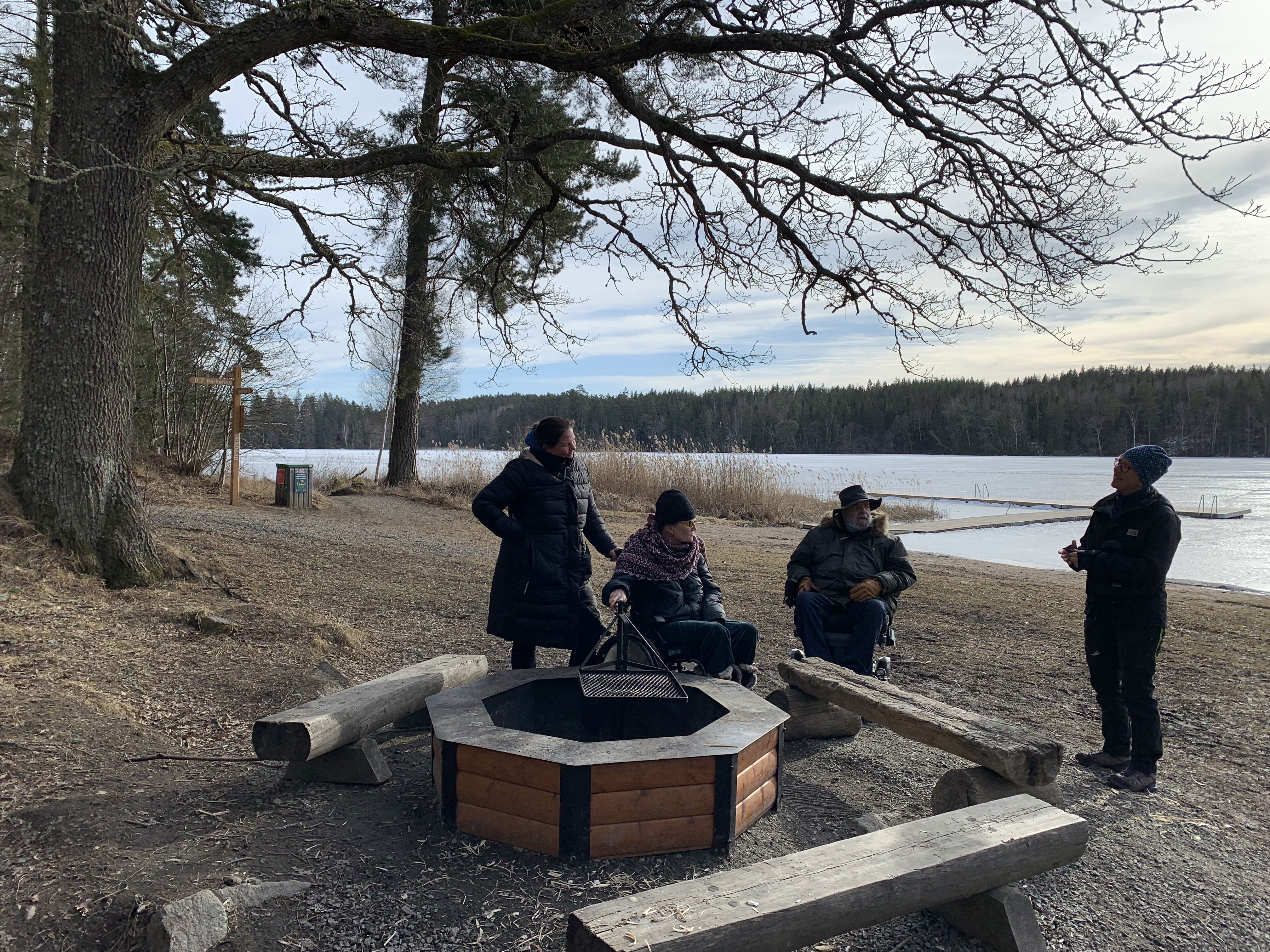 Rastbord vid sjö