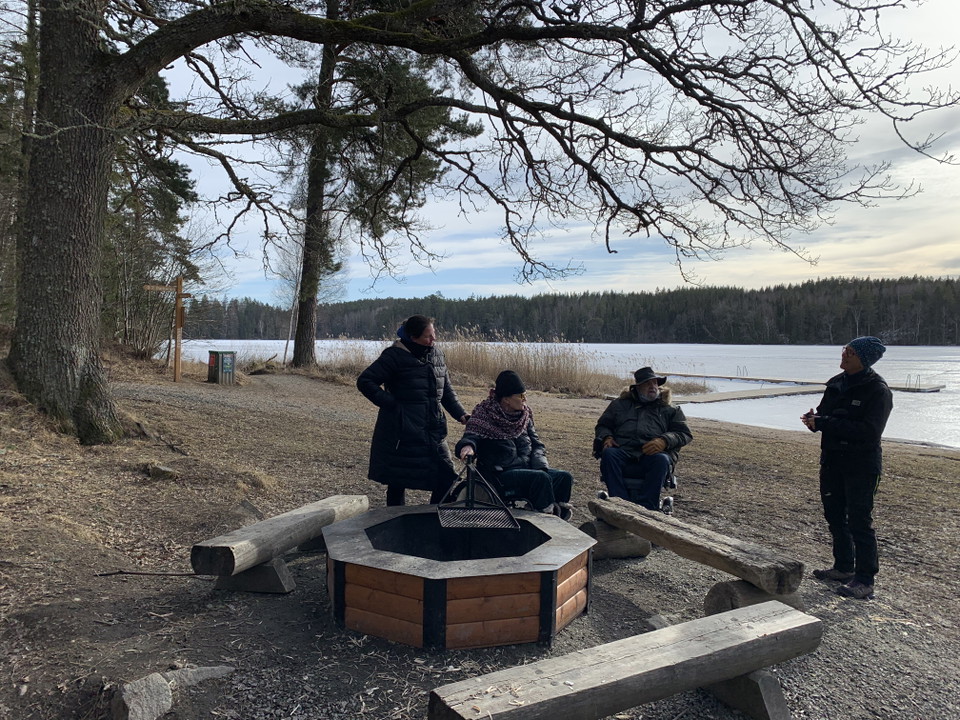 Rastbord vid sjö