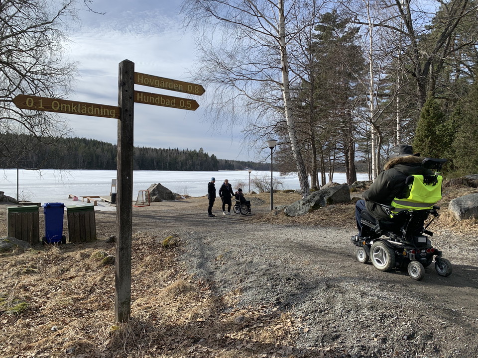 Grusad stig ner mot sjö