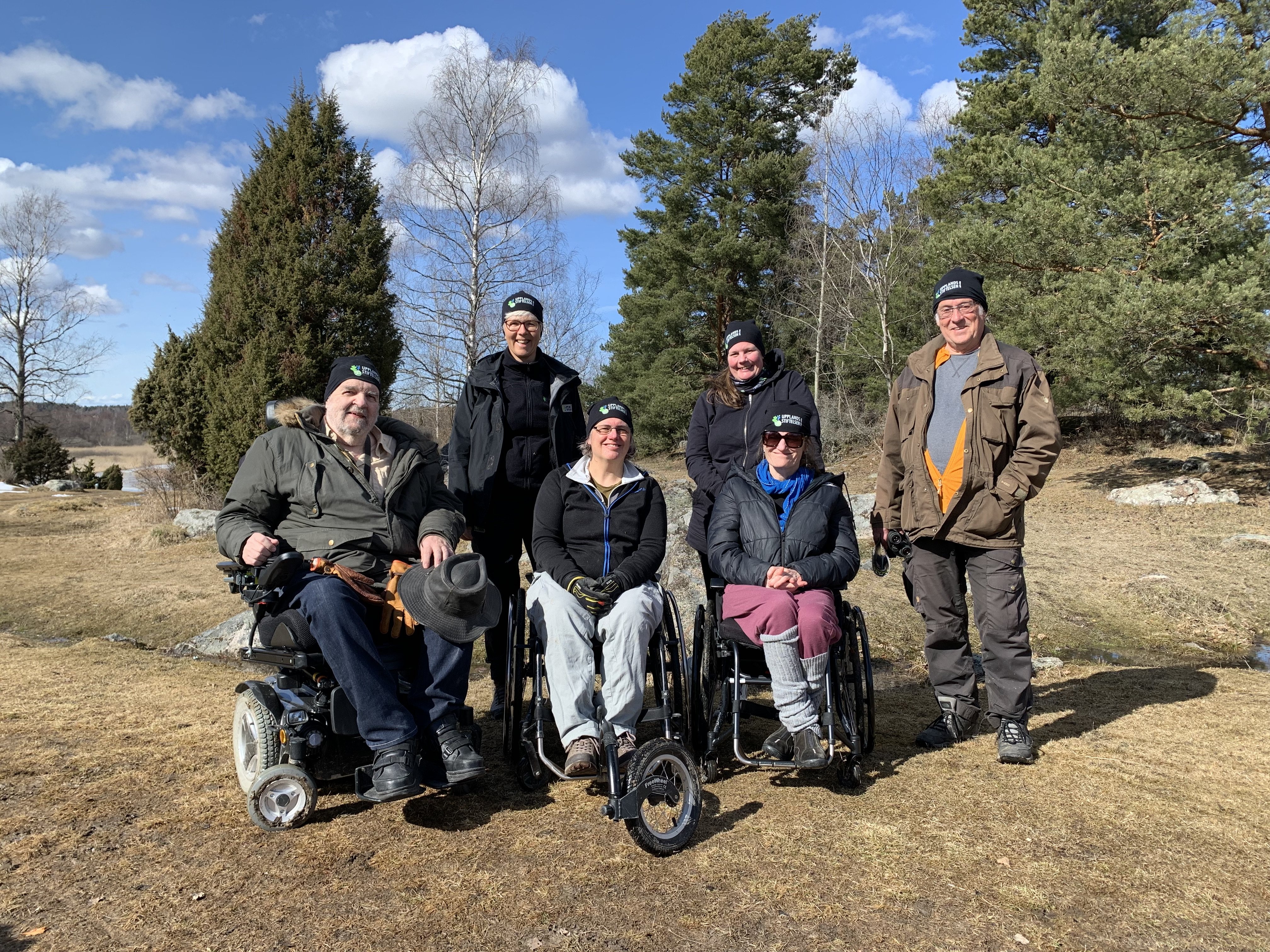 Grupp med personer både med och utan rullstol