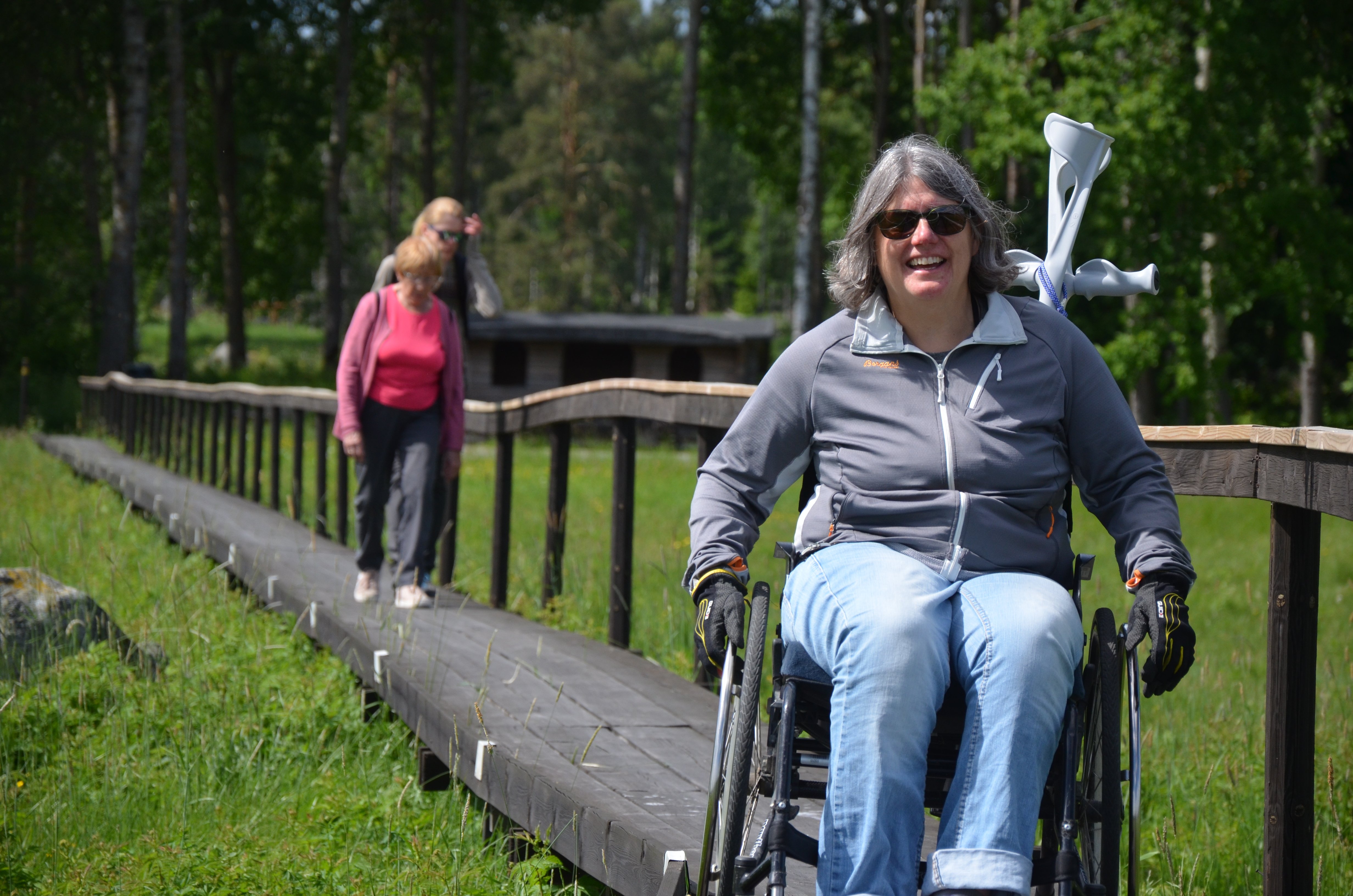 Kvinna i rullstol på spång