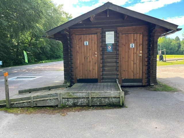 Stocklycke toalettbyggnad vid stora parkeringen.
