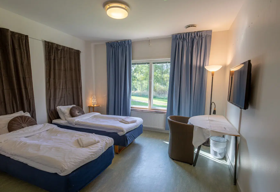 Sov skönt hos hotell Systemairhallen efter en dag på vandring längs Romboleden i Bergslagen. 